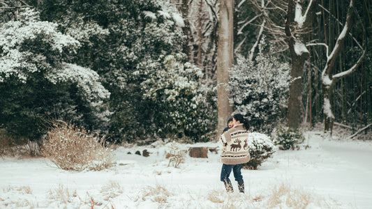 雪の日は「Kanata」のカウチンニットを羽織って出かけよう。